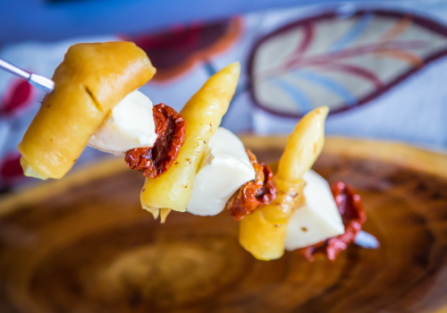 Bruschettas de melocotón en almíbar y queso de cabra