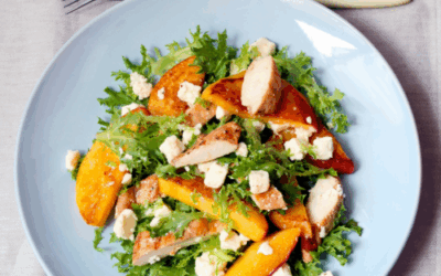 Ensalada de melocotón grillé y queso fresco