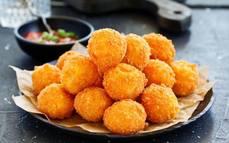 Bola de queso y piparras: una tapa original y deliciosa