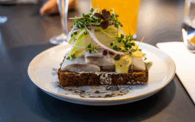 Tosta de pepinos con sabor anchoa Gómez Aguirre, crema de queso y rúcula
